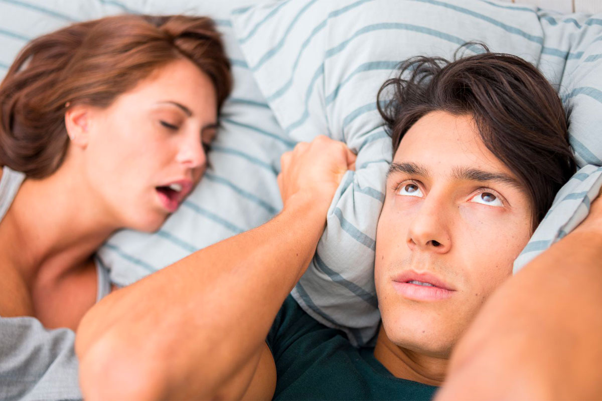 por qué cuesta trabajo dormir con nueva pareja