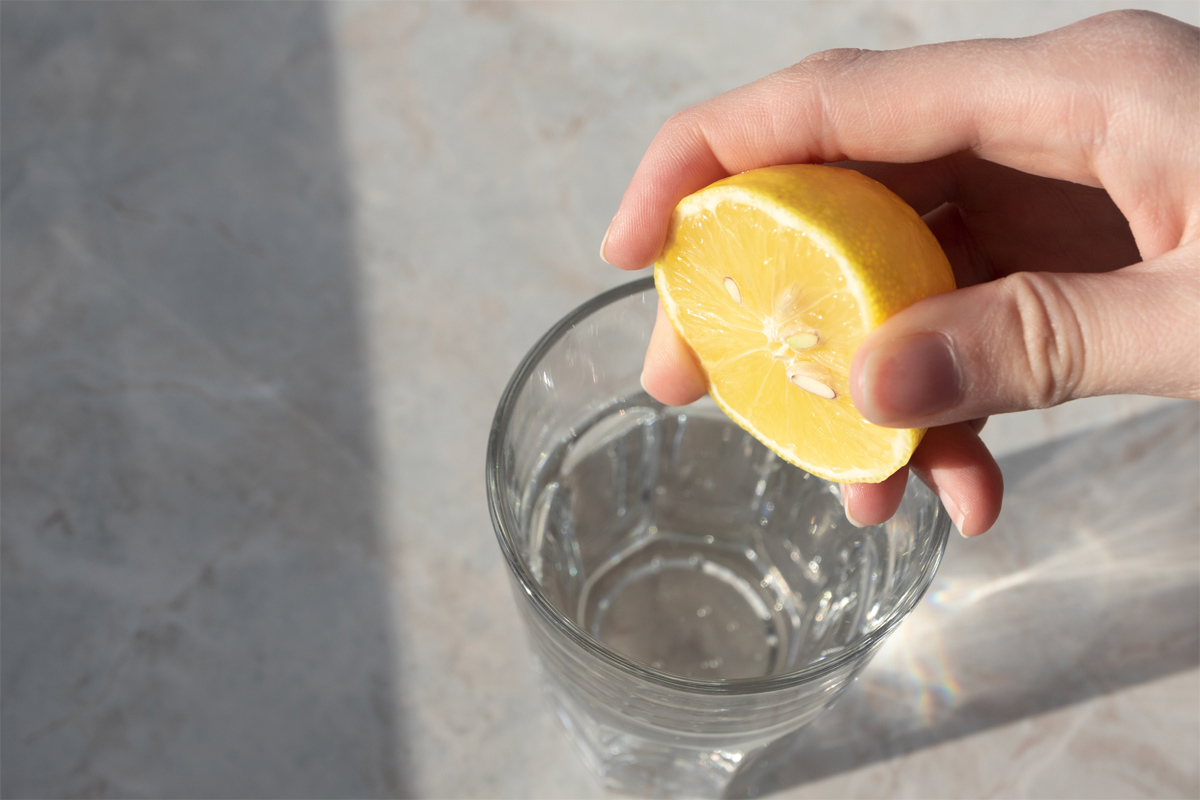 beneficios de tomar agua con jugo de limón