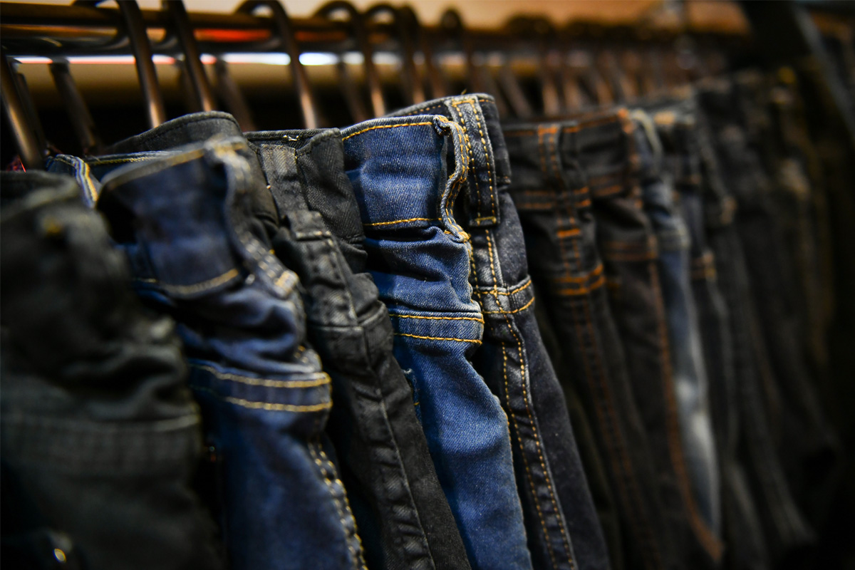 con qué frecuencia deben lavarse los jeans