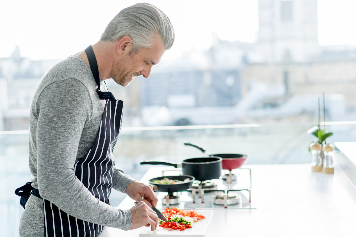 hombre cocinando con grasa