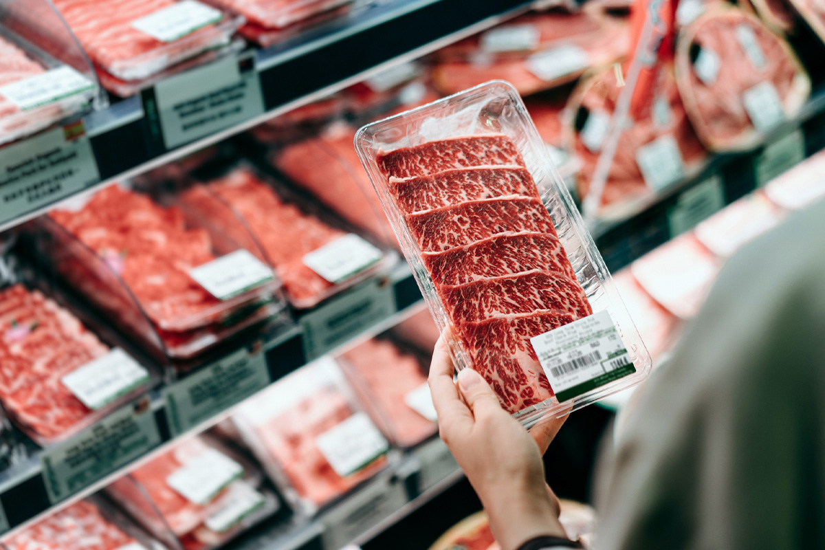 hombre comprando carne para llevar a cabo la dieta carnivora