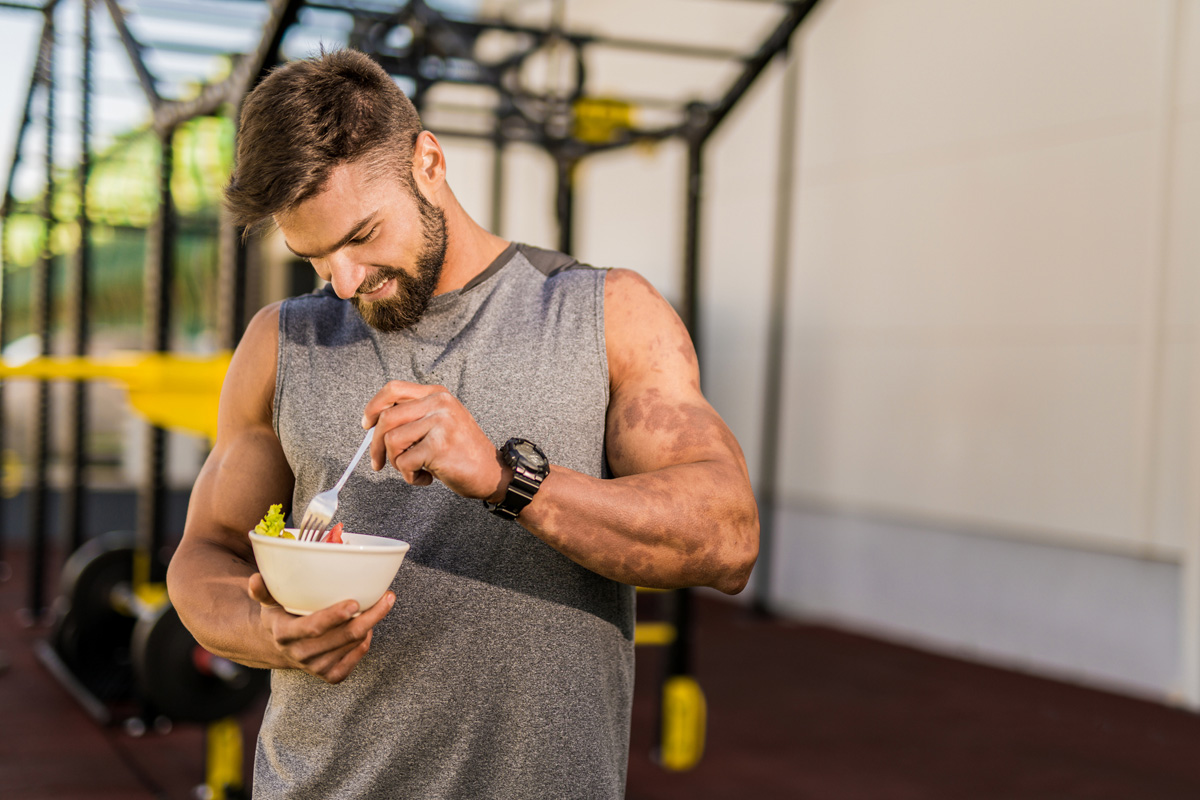 hombre comiendo mientras hace ciclo de carbohidratos