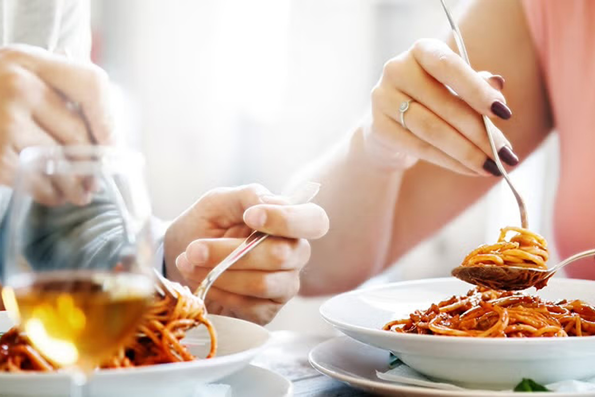 hombre y mujer comiendo juntos