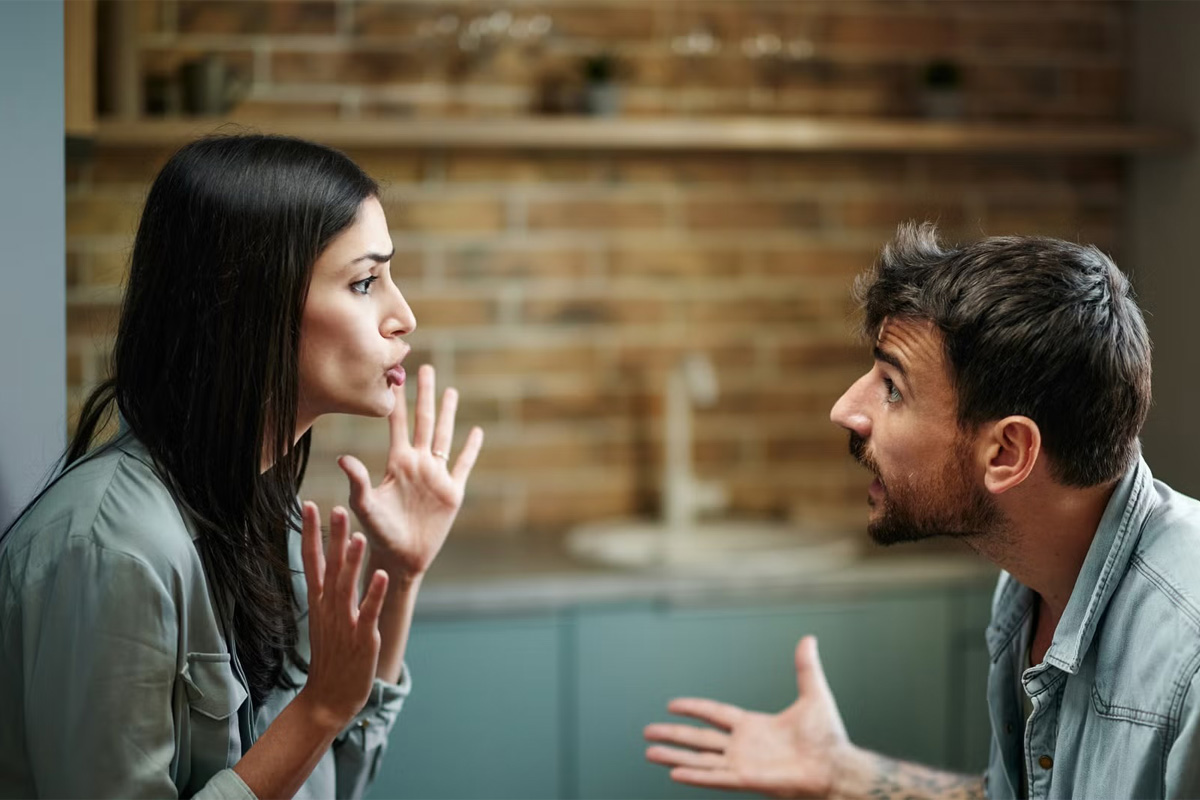 hombre y mujer discutiendo sobre su relación