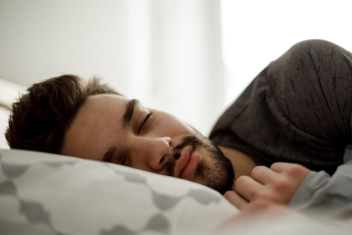 hombre al quemar calorías mientras duerme