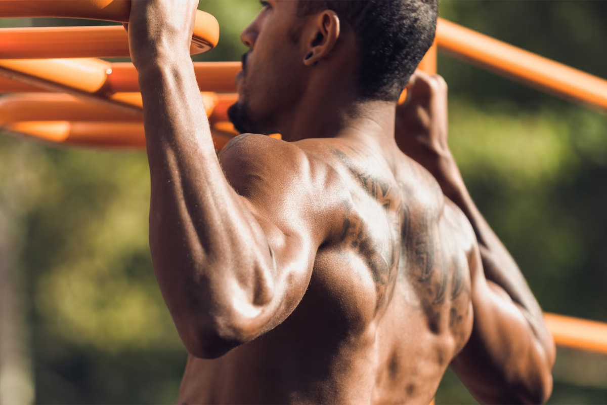 hombre haciendo pull ups