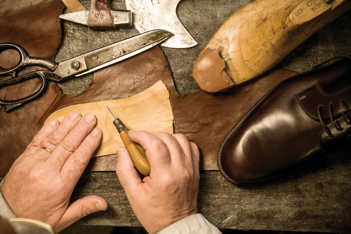 hombre fabricando un par de zapatos