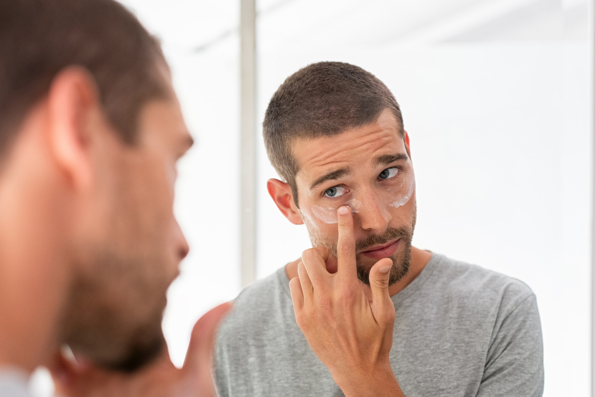 hombre llevando a cabo su rutina de skincare