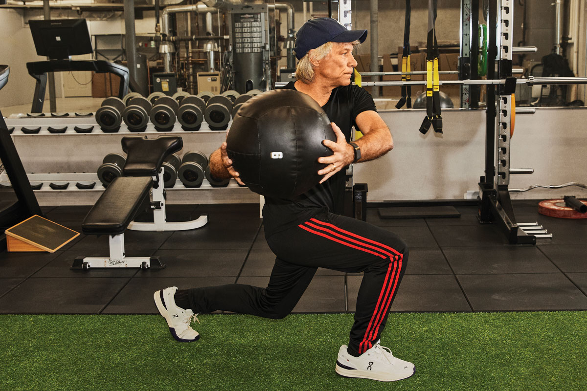 jon bon jovi entrenando en el gimnasio