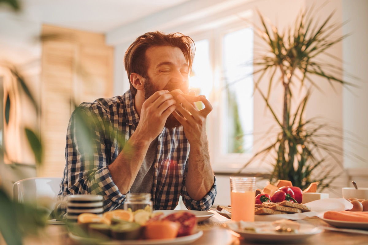 hombre comiendo sin importar su índice glucémico