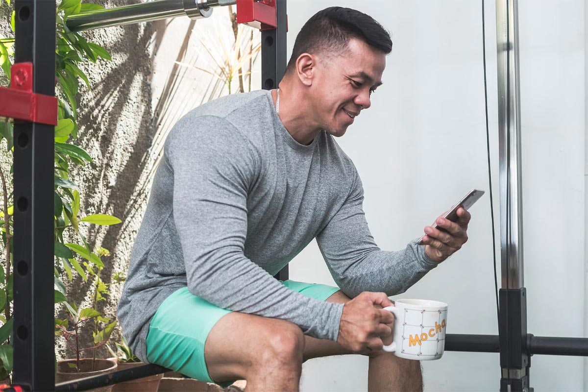 hombre tomando cafeína en el gimnasio