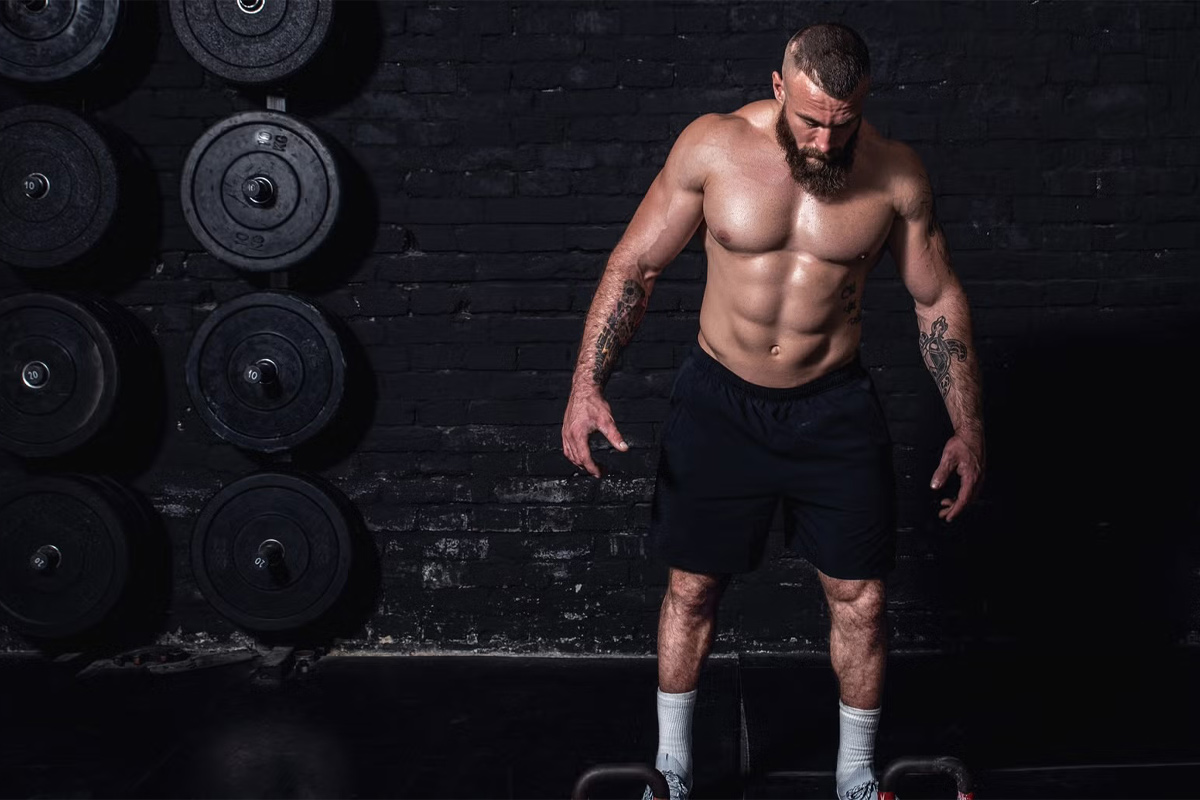 hombre tomando un descanso para tu entrenamiento