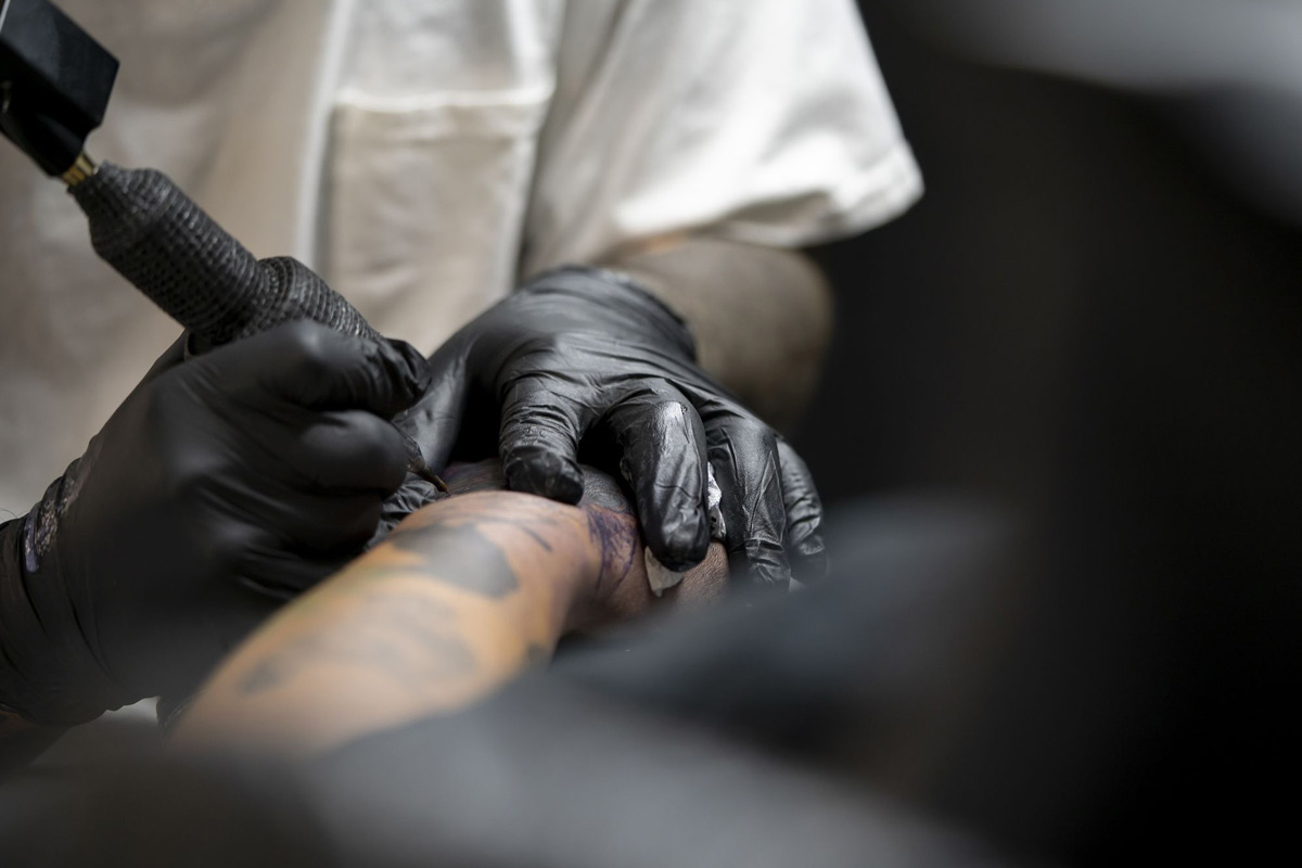 hombre haciendo un tatuaje