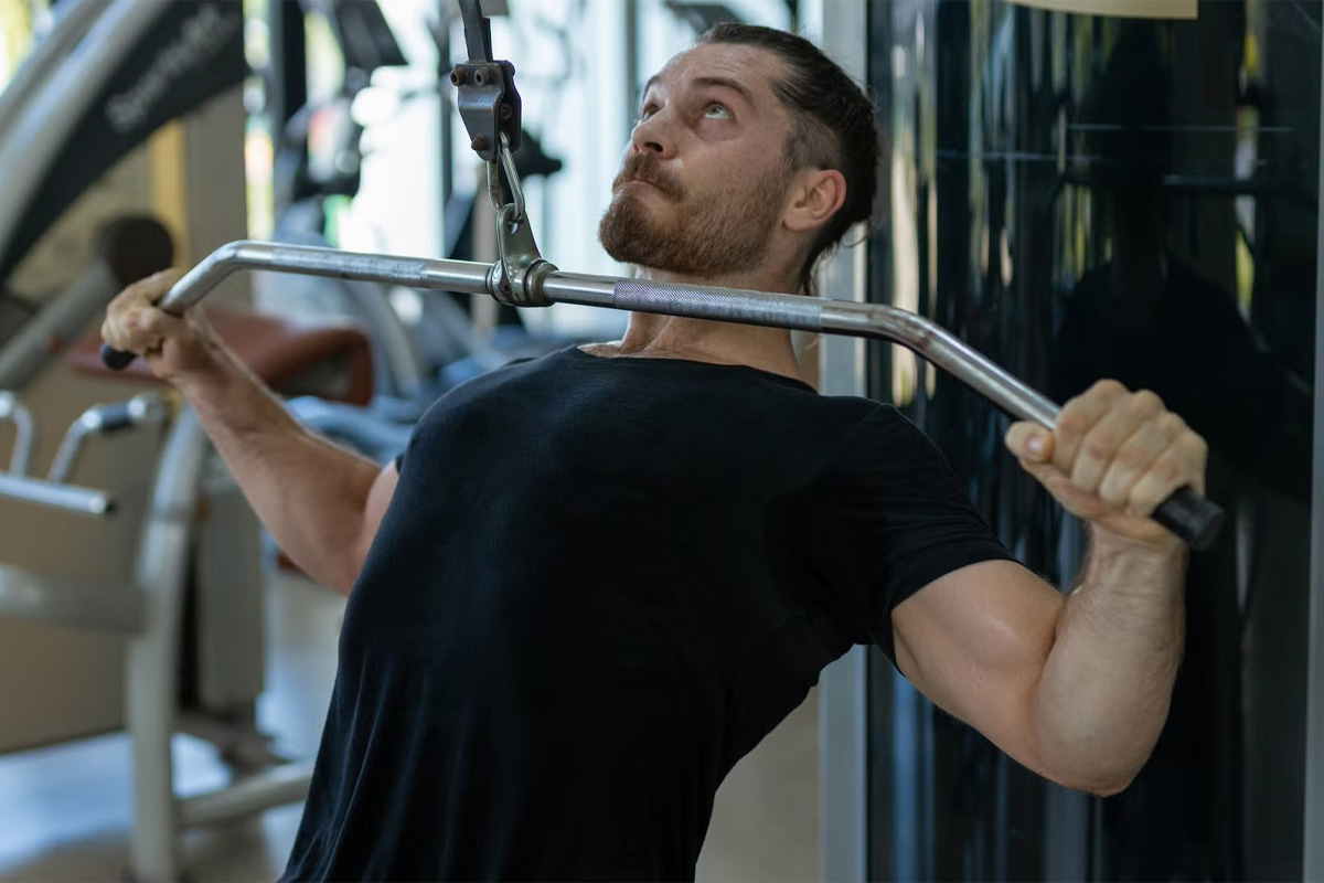 hombre utilizando el tiempo bajo tensión en su entrenamiento