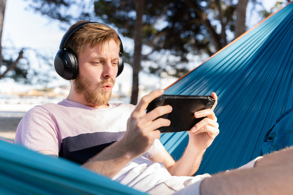 hombre utilizando gadgets para gamer