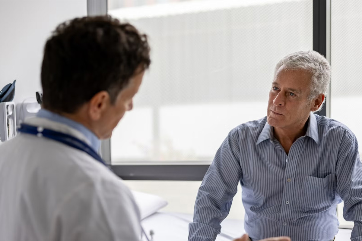 hombre en consulta médica para hablar sobre posibles tratamientos contra el cáncer de próstata