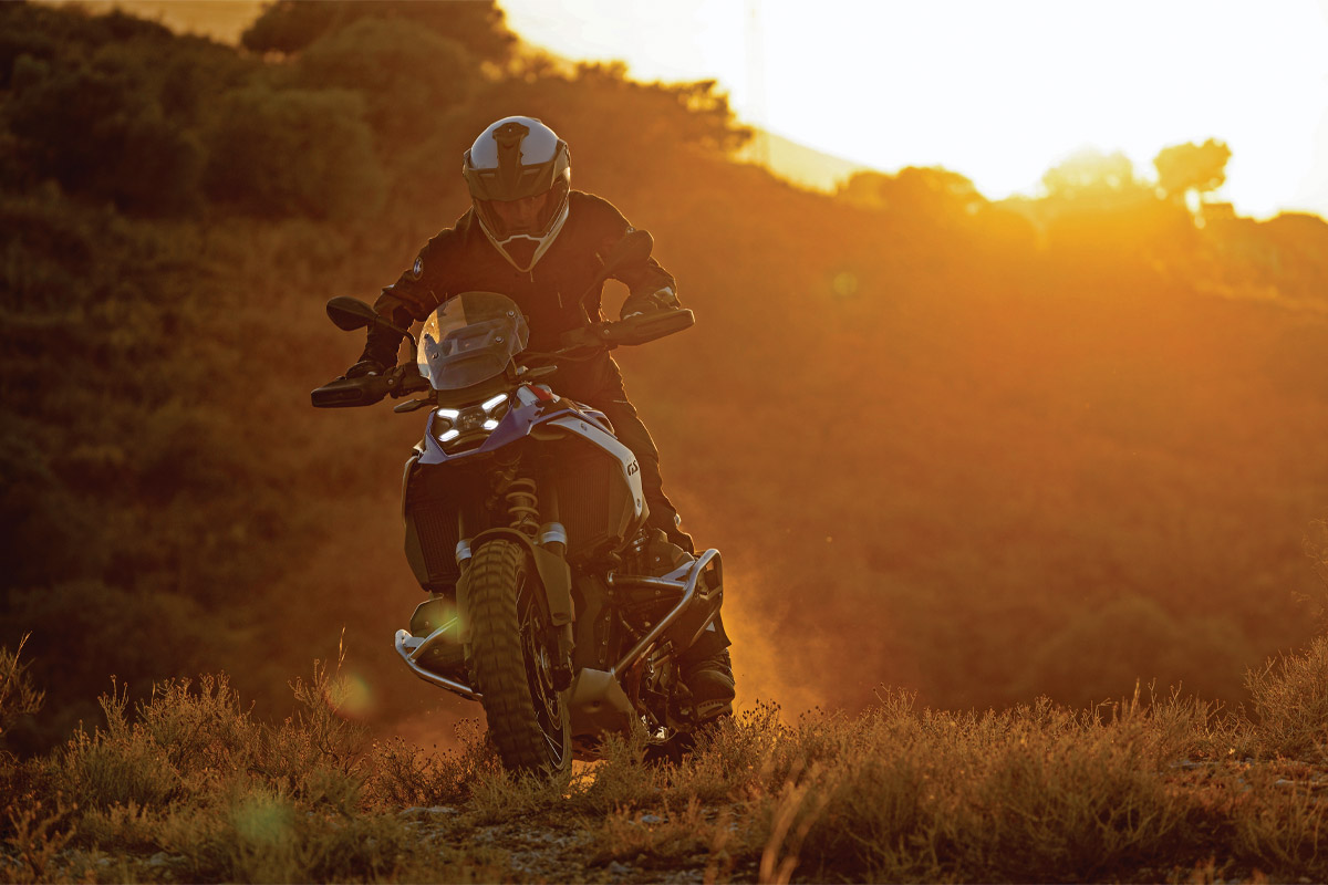 hombre practicando motociclismo