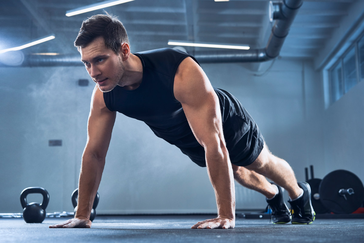 hombre entrenando sin pesas