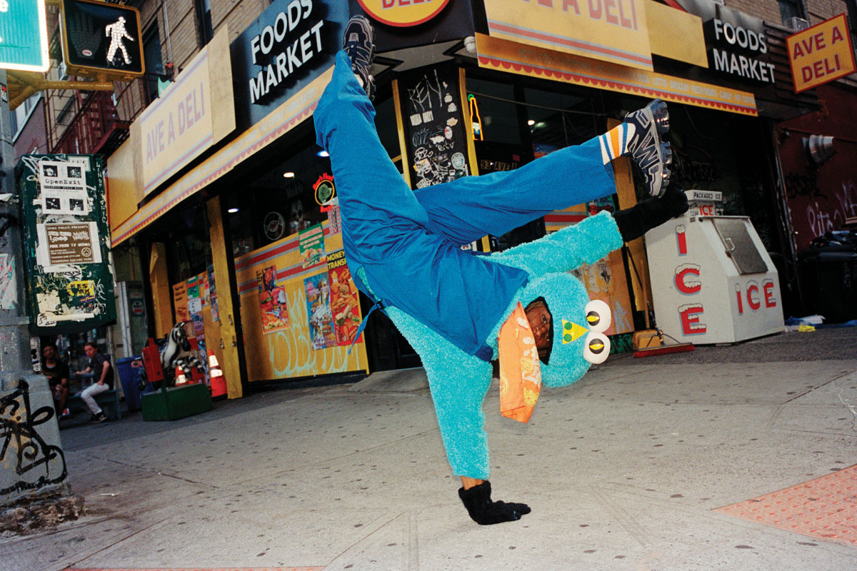 hombre bailando en nueva york