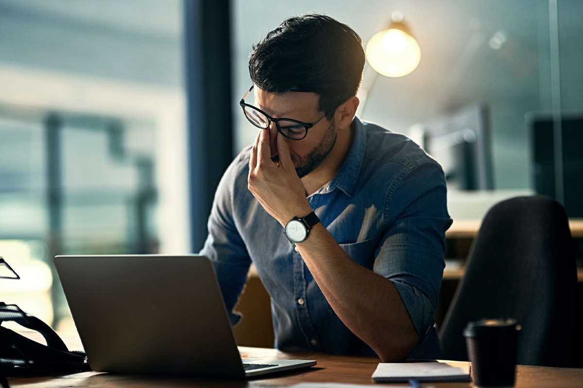 hombre trabajando en un lugar de trabajo tóxico