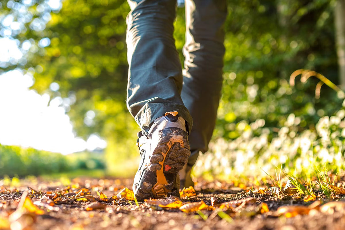 hombre beneficiándose de caminar