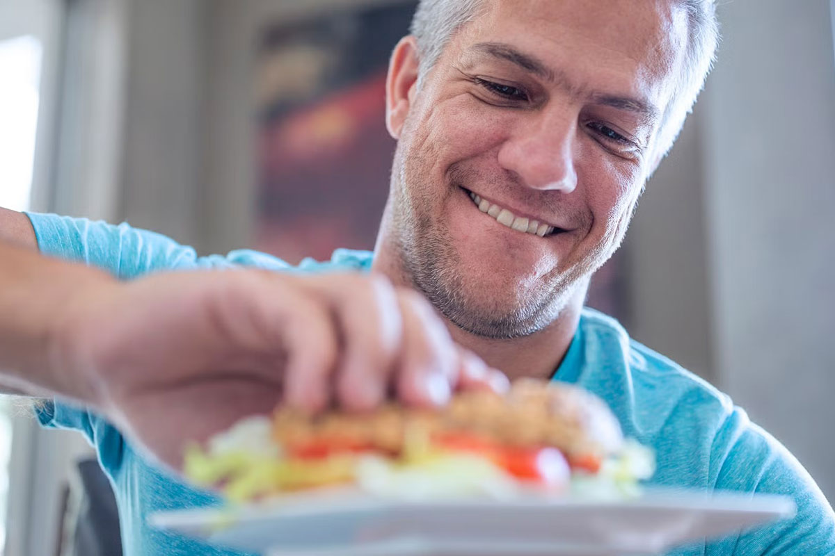 hombre llevando a cabo el reverse dieting