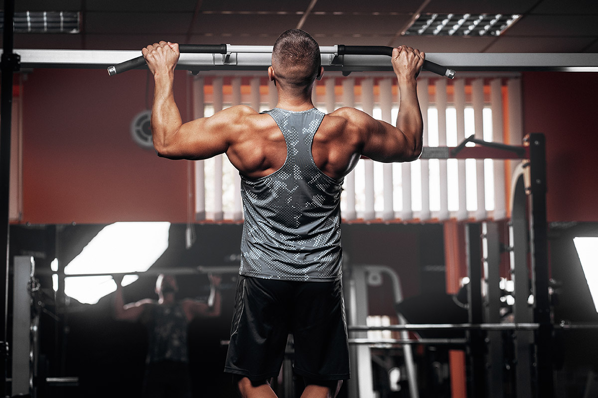 Hombre haciendo muscle-up