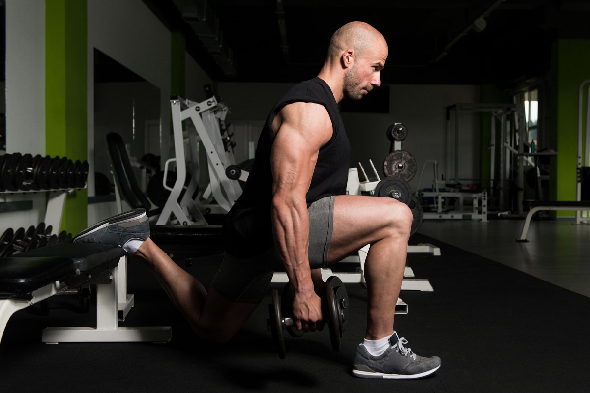 hombre entrenando para mejorar la hipertrofia