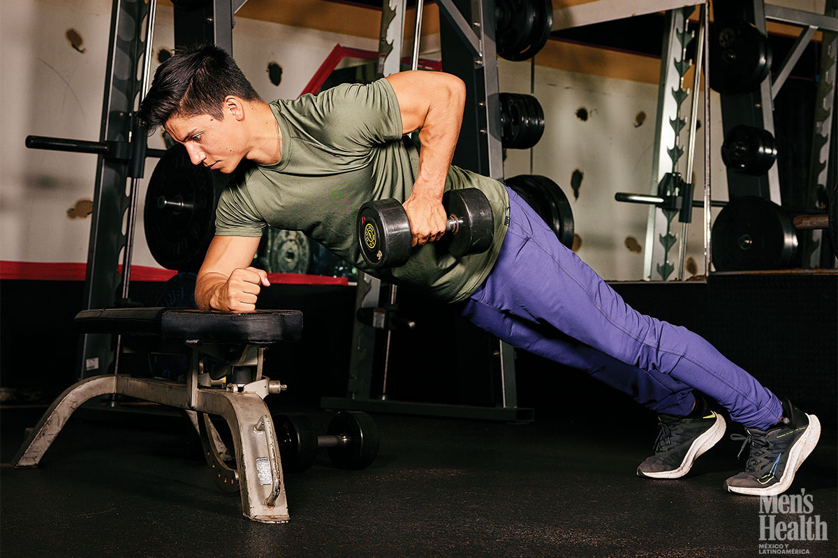 hombre realizando entrenamiento con ejercicios isométricos