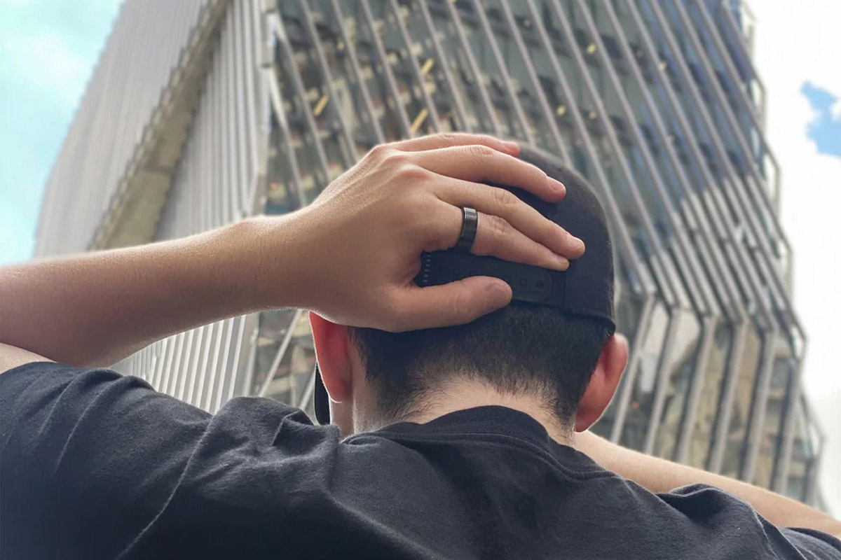 hombre con un anillo monitor de actividad física