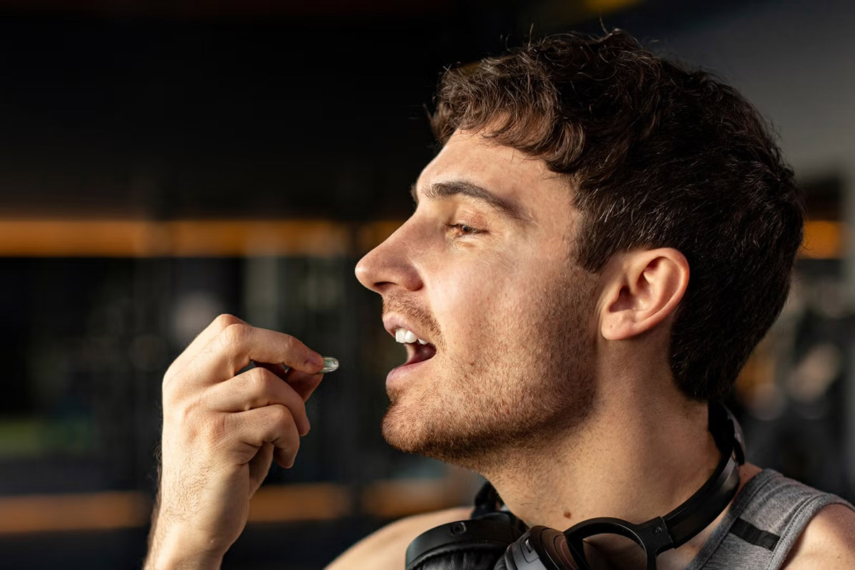 hombre utilizando medicamentos para el dolor