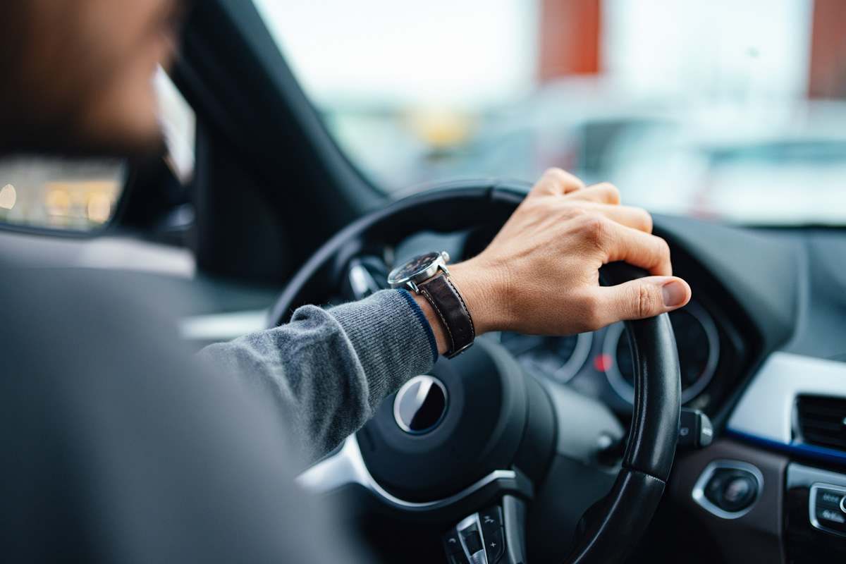 hombre manejando un auto