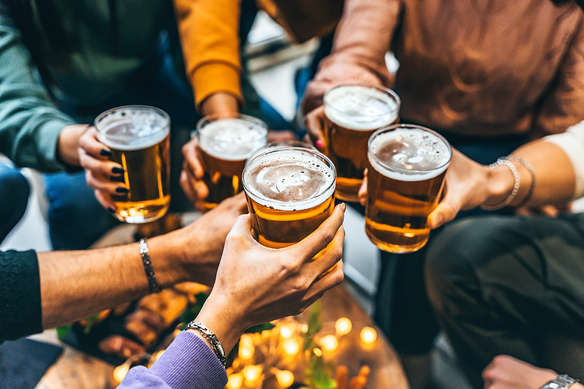 gente celebrando las fiestas de fin de año con cerveza