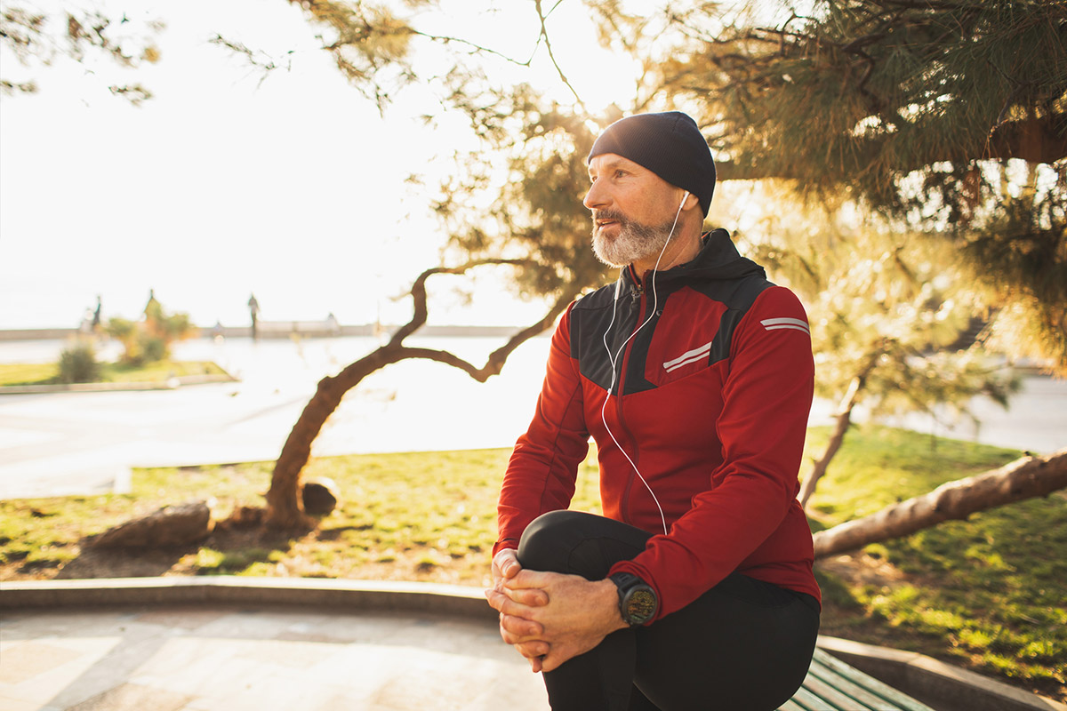 hombre expuesto al sol en invierno