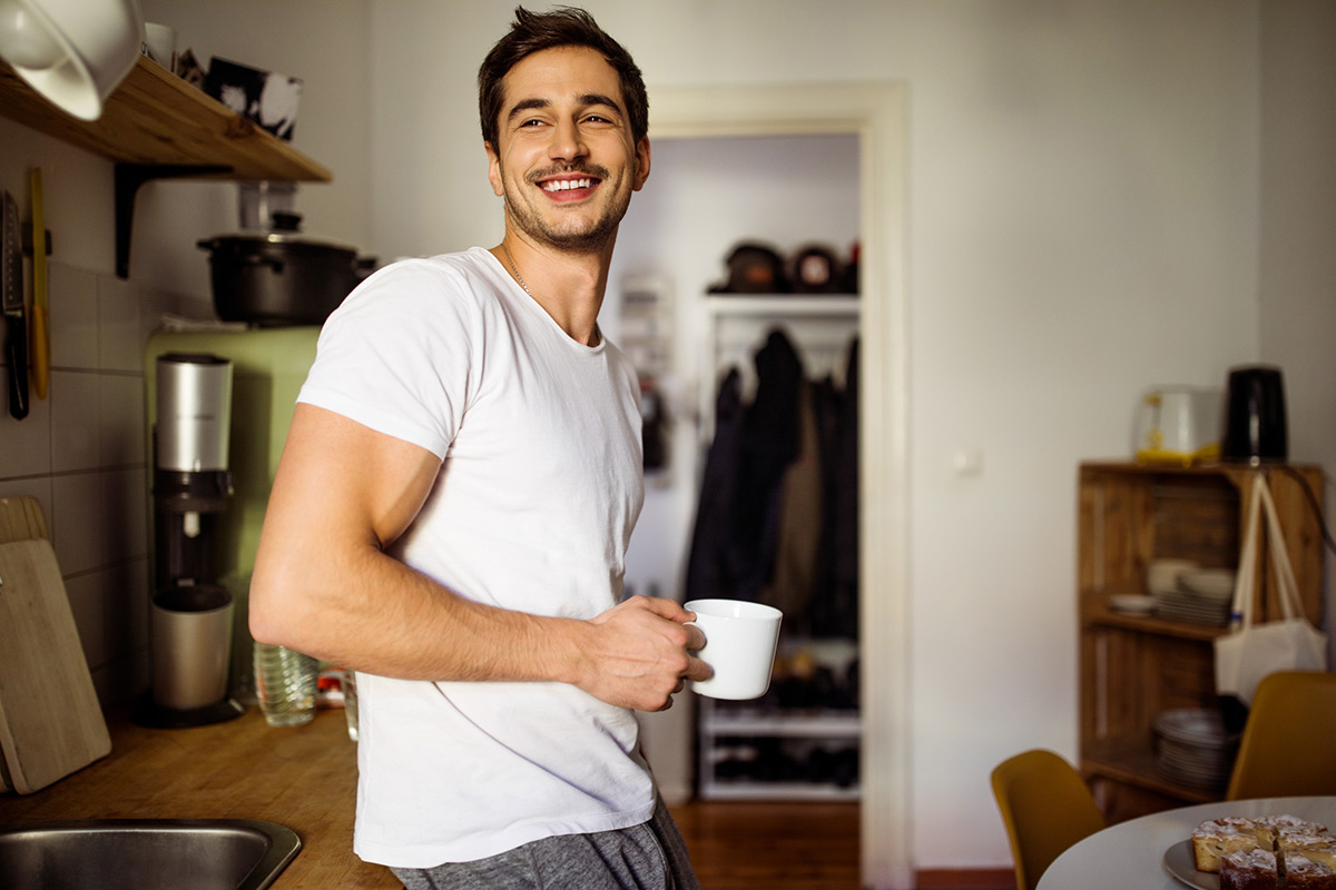 hombre tomando café antes de entrenar