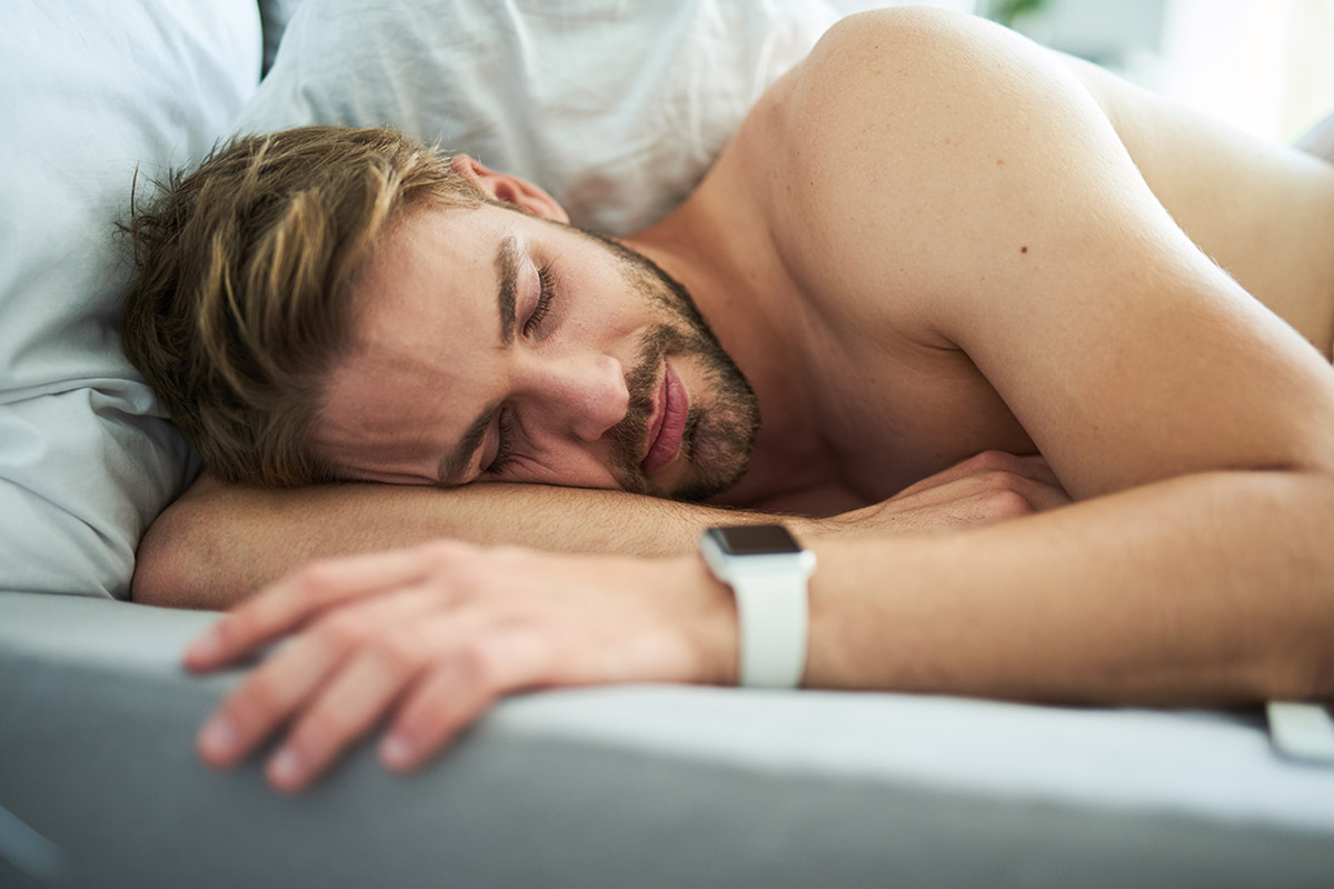 hombre descansando para mejorar su recuperación muscular