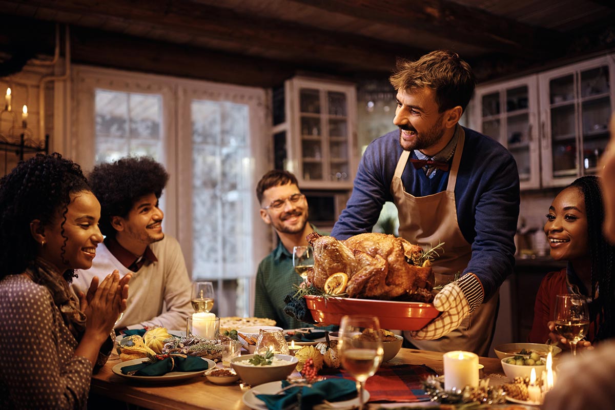 hombre sirviendo comida en navidad