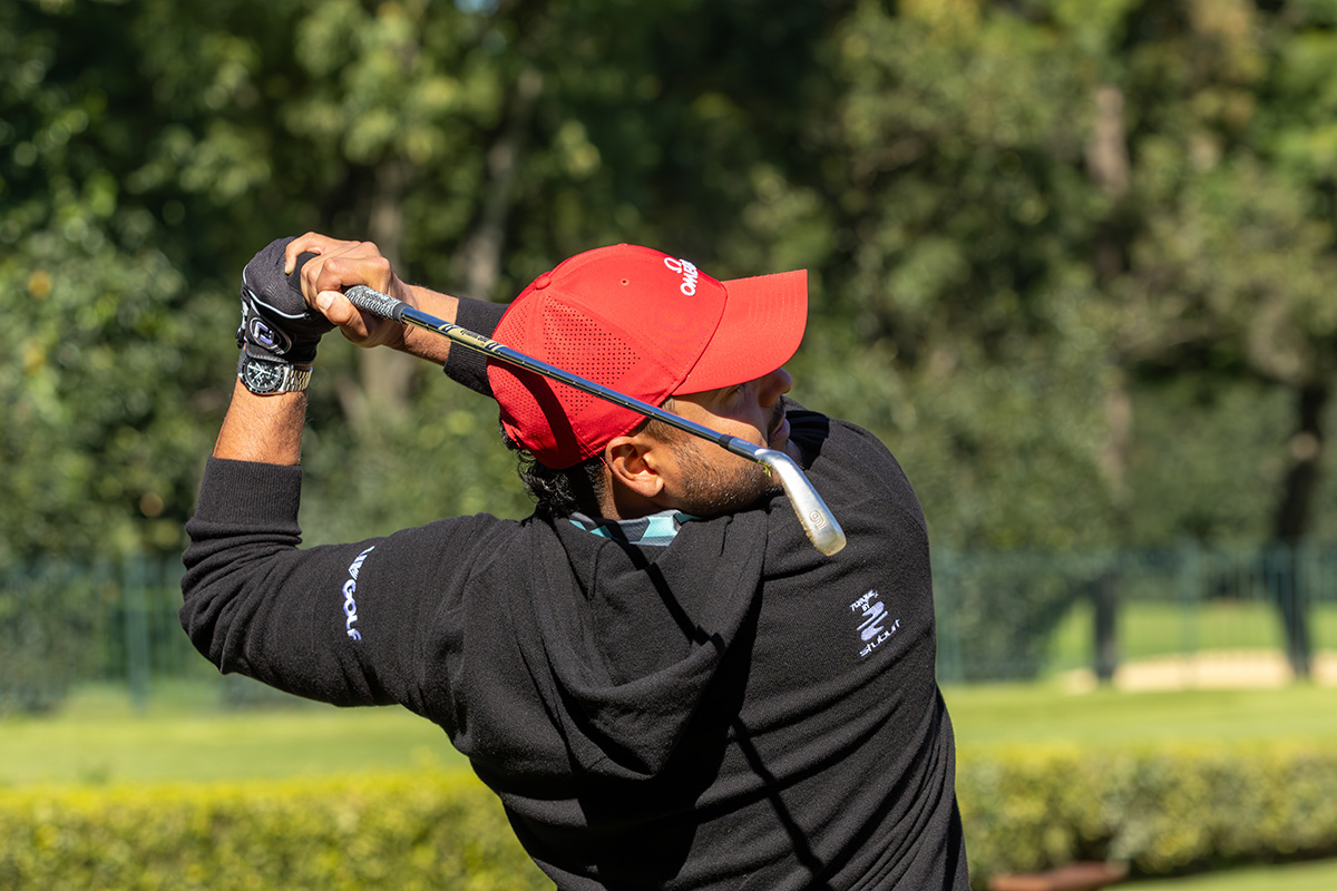 sebastián muñoz jugando golf