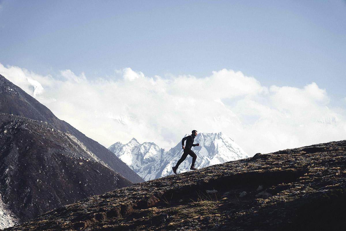 imagen de kilian jornet corriendo en una montaña