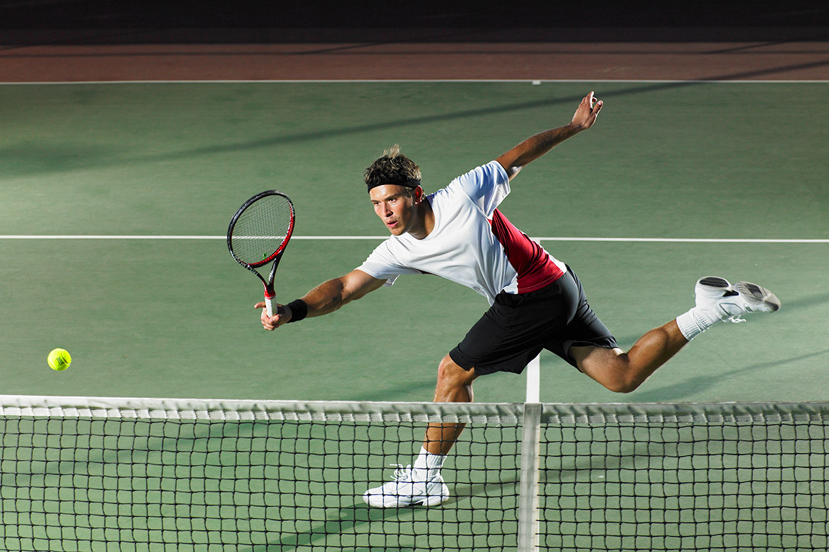 hombre jugando tenis