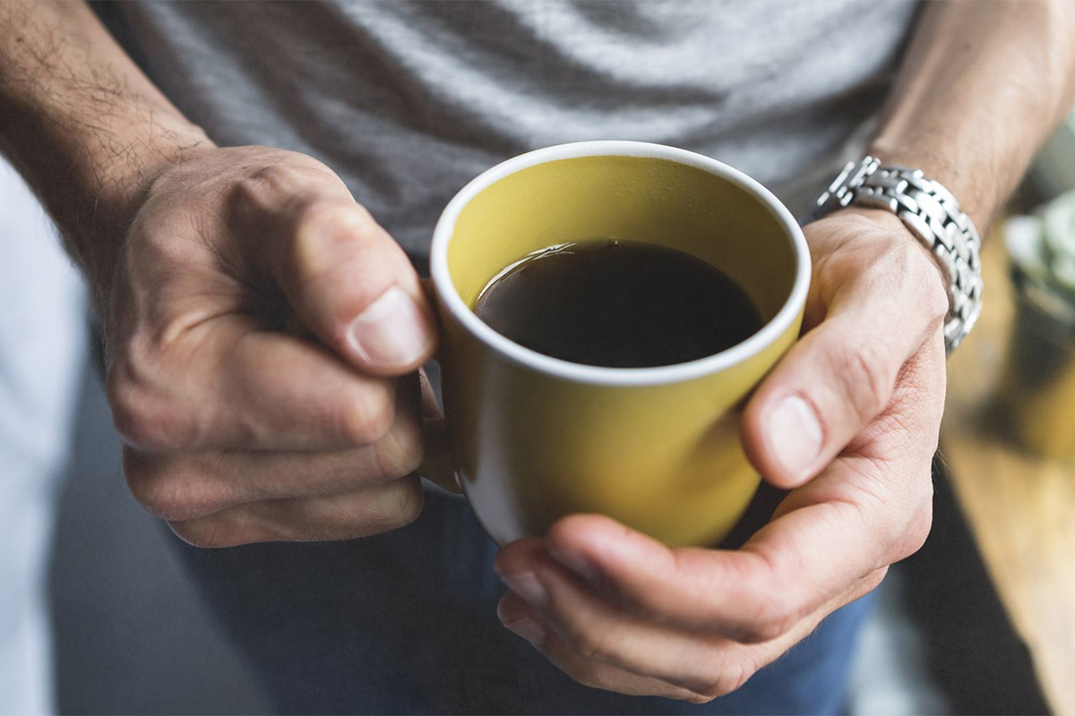 hombre bebiendo café