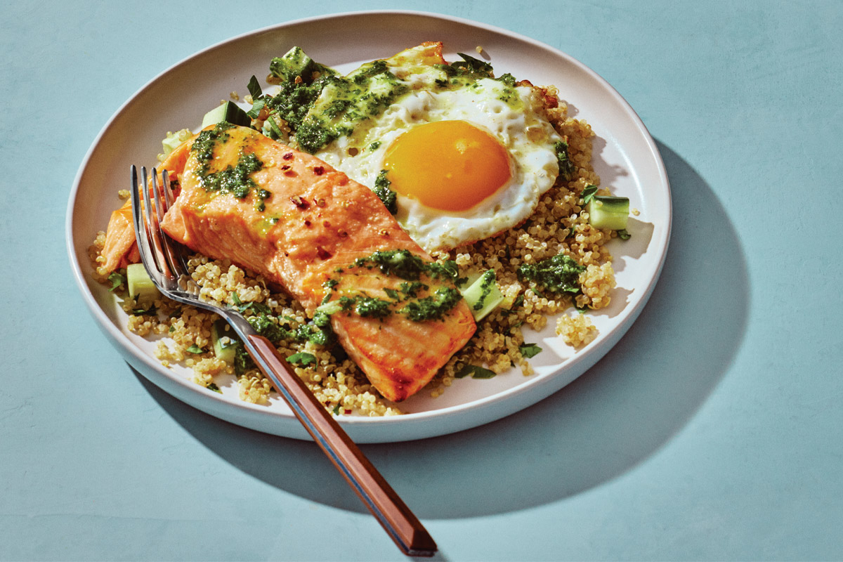 imagen de plato de salmón con ensalada de quinoa y huevo frito