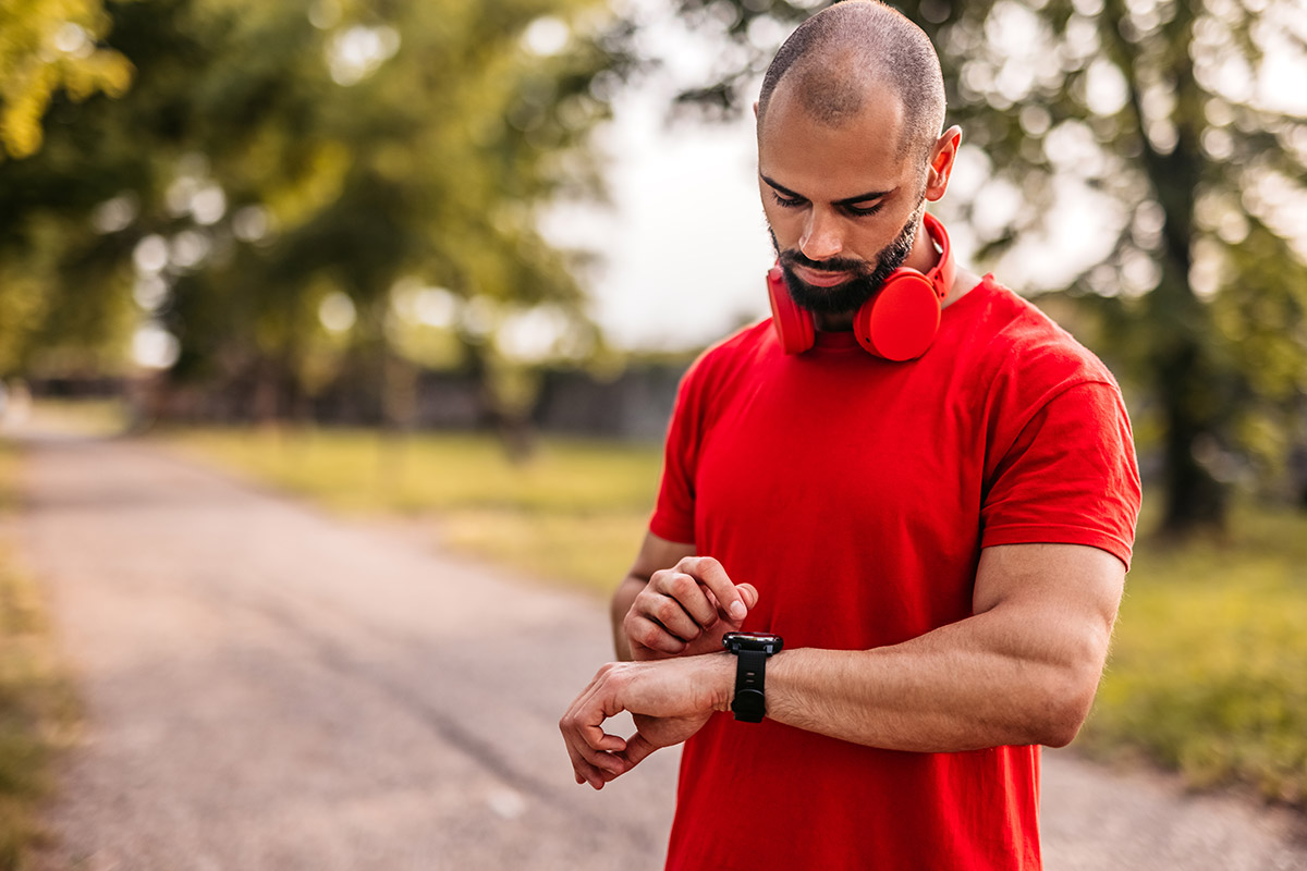 hombre revisando su smartwatch