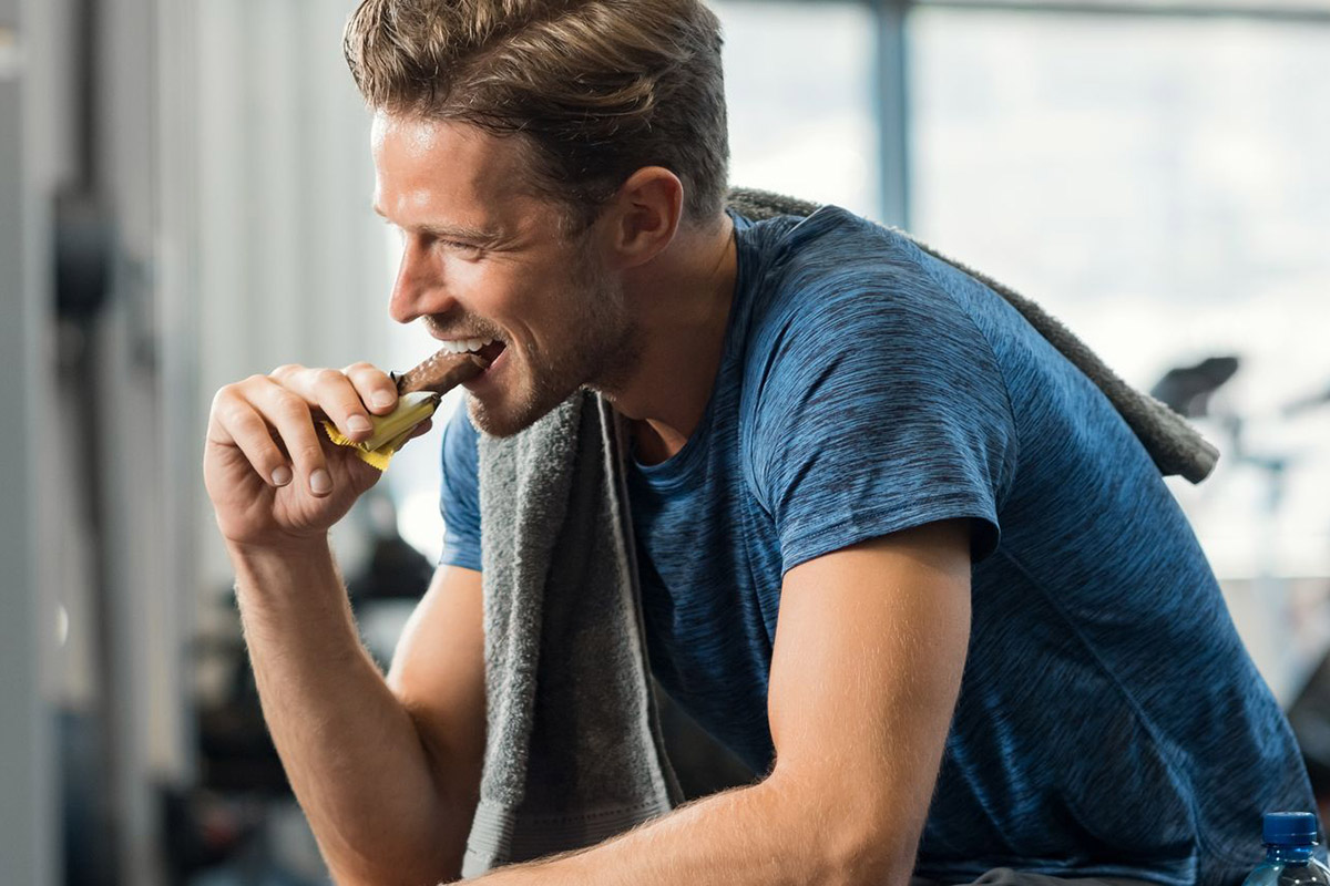 hombre comiendo un snack después de entrenar