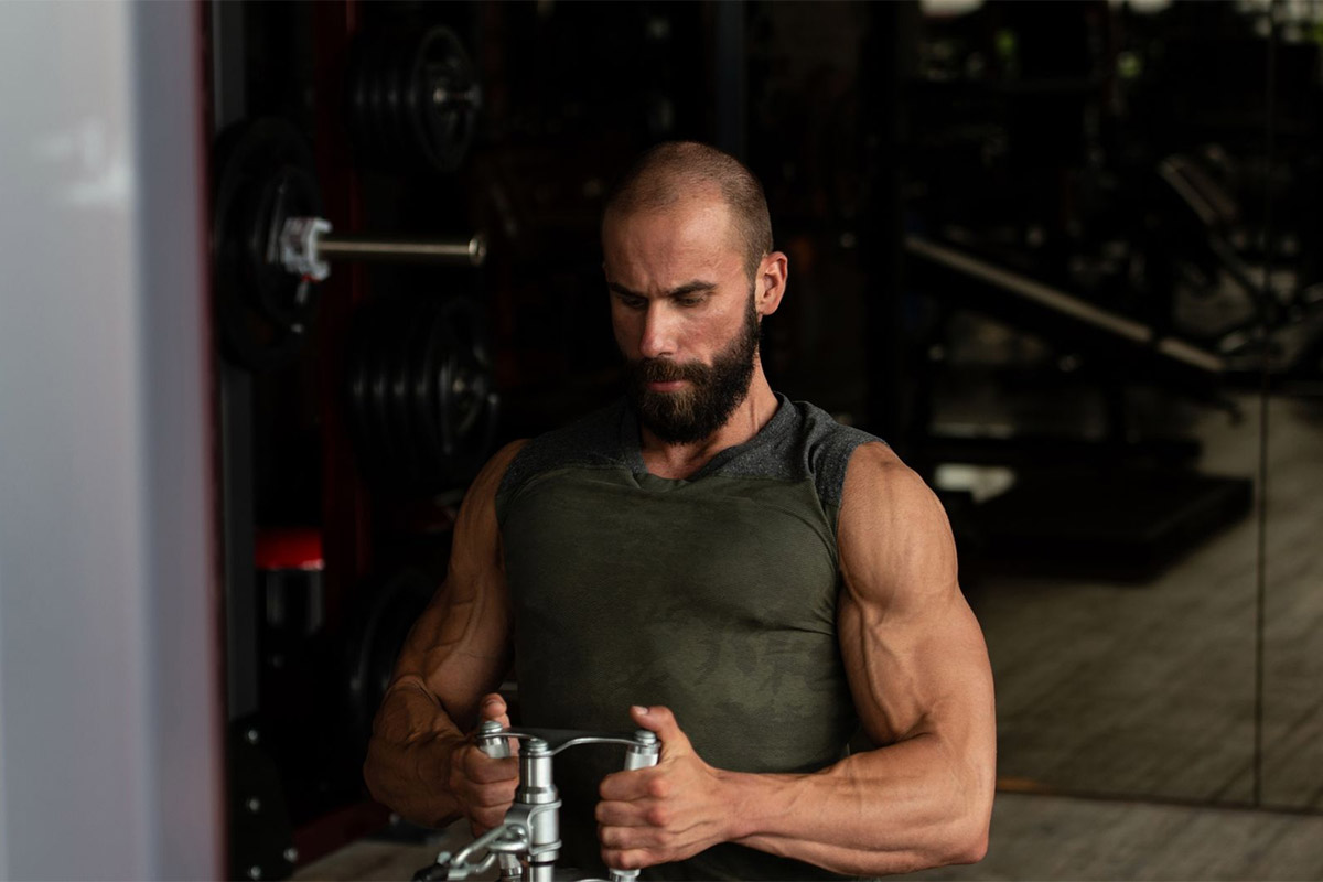 hombre entrenando haciendo volumen basura