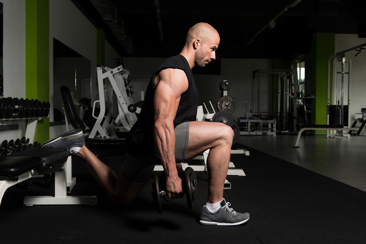 hombre entrenando para perder grasa y ganar músculo