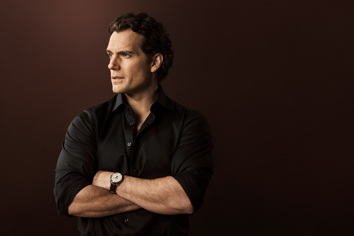 Henry Cavill luciendo un reloj Longines