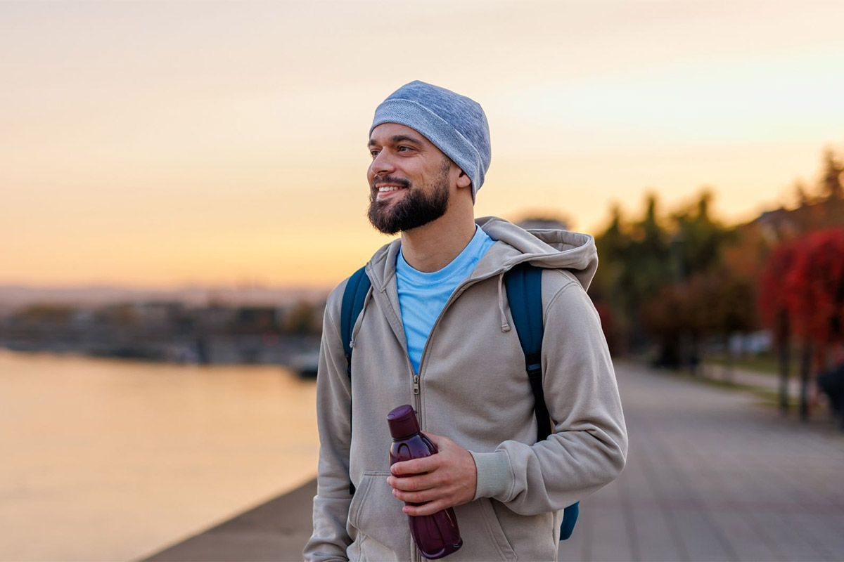 hombre caminando al amanecer