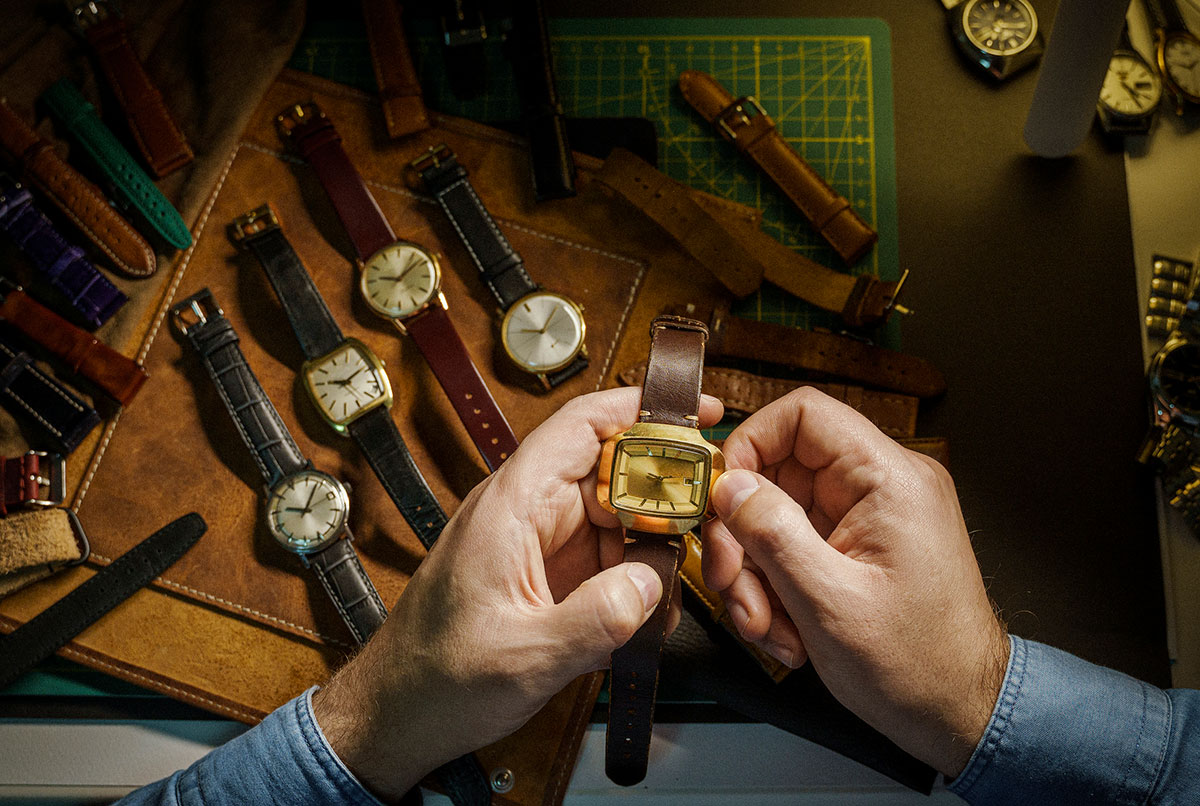 hombre revisando relojes de segunda mano