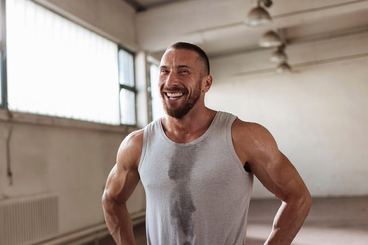 hombre entrenando y sonriendo